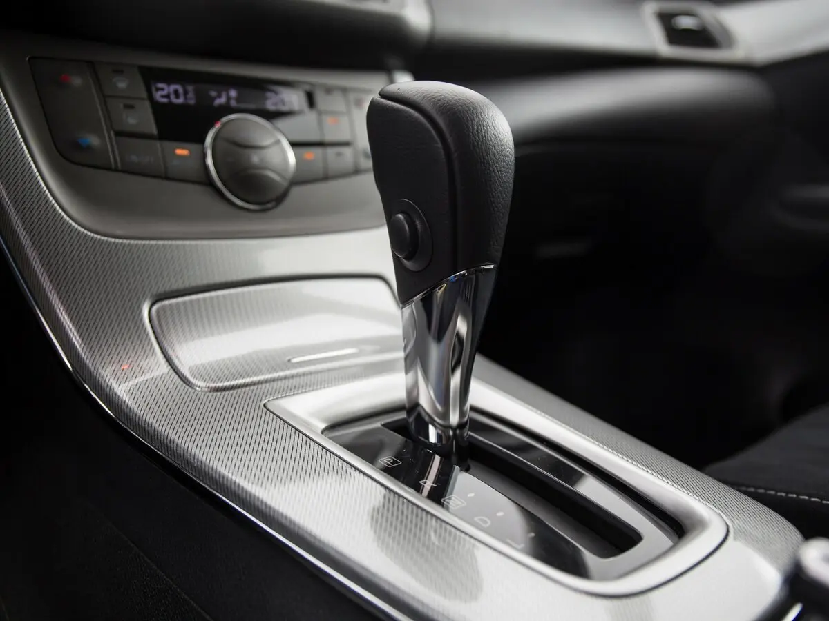 Nissan Tiida II Хэтчбек 5 дв. — сүрөт 12