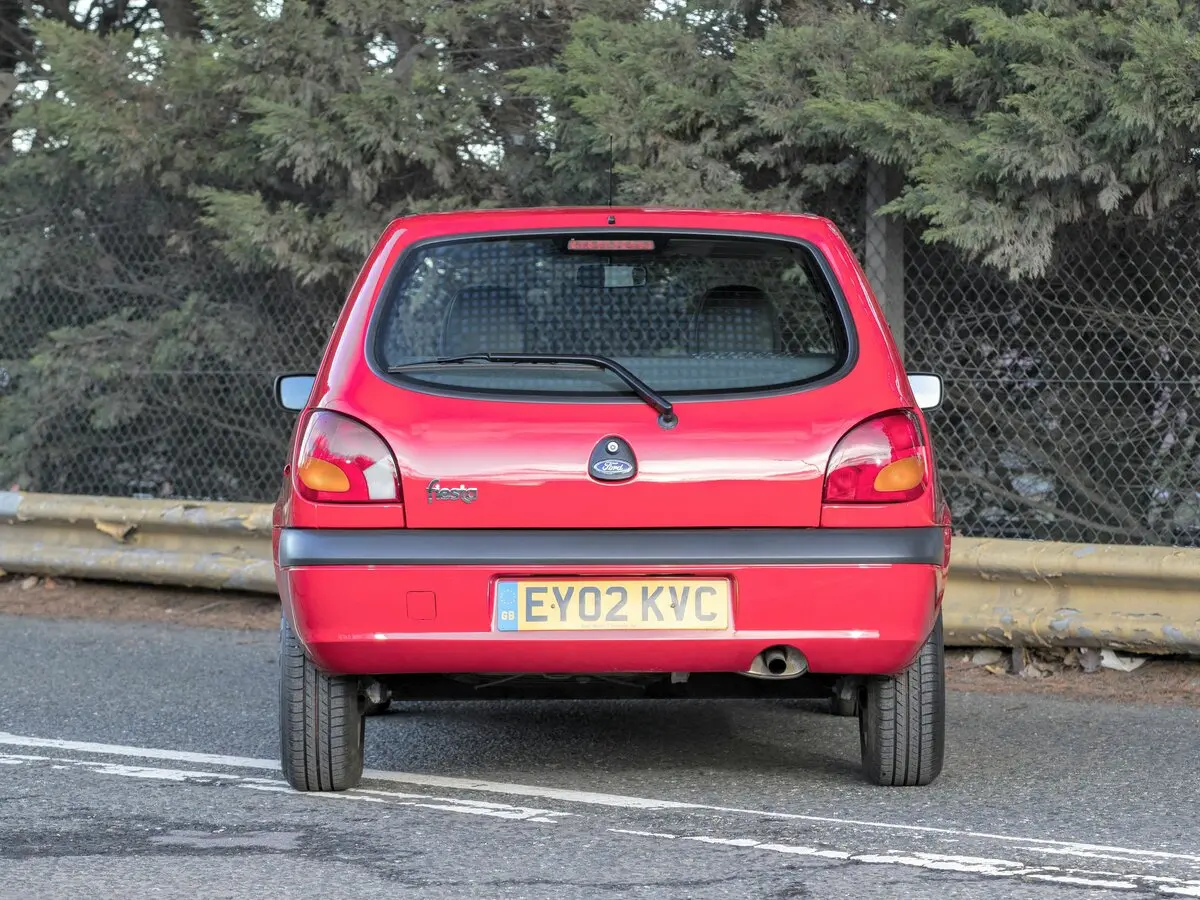 Ford Fiesta Mk4 Рестайлинг Хэтчбек 3 дв. — сүрөт 4