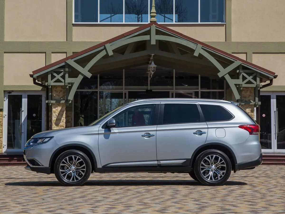 Mitsubishi Outlander III Рестайлинг 2 Внедорожник 5 дв. — photo 2