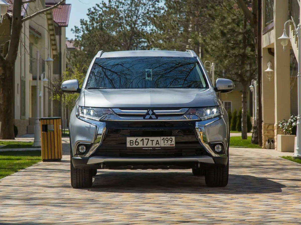 Mitsubishi Outlander III Рестайлинг 2 Внедорожник 5 дв. — photo 3