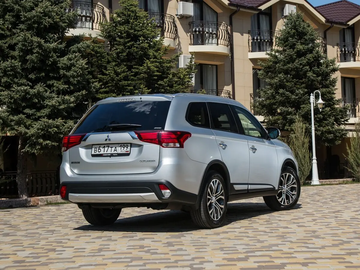 Mitsubishi Outlander III Рестайлинг 2 Внедорожник 5 дв. — photo 5