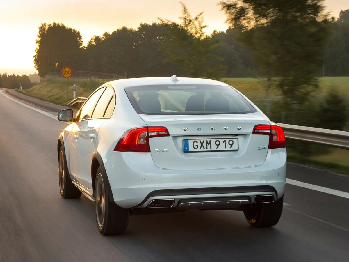 Volvo S60 Cross Country 2015 – 2018 Седан — photo 4