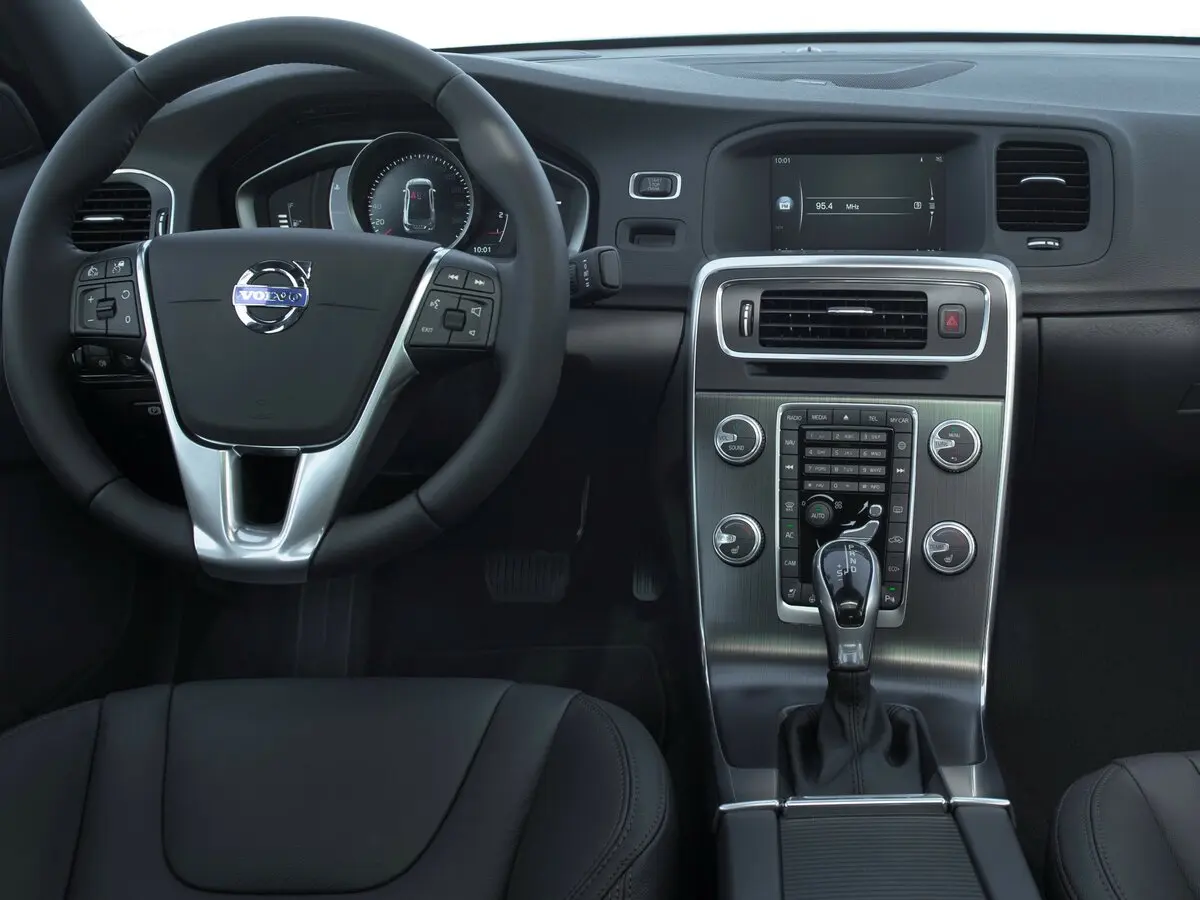 Volvo S60 Cross Country 2015 – 2018 Седан — photo 6
