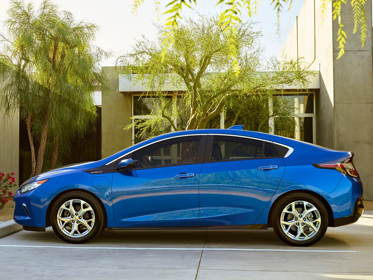 Chevrolet Volt II Хэтчбек 5 дв. — photo 2