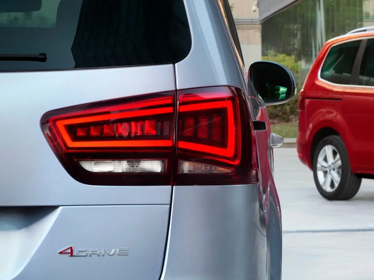 SEAT Alhambra II Рестайлинг Минивэн — 照片 12