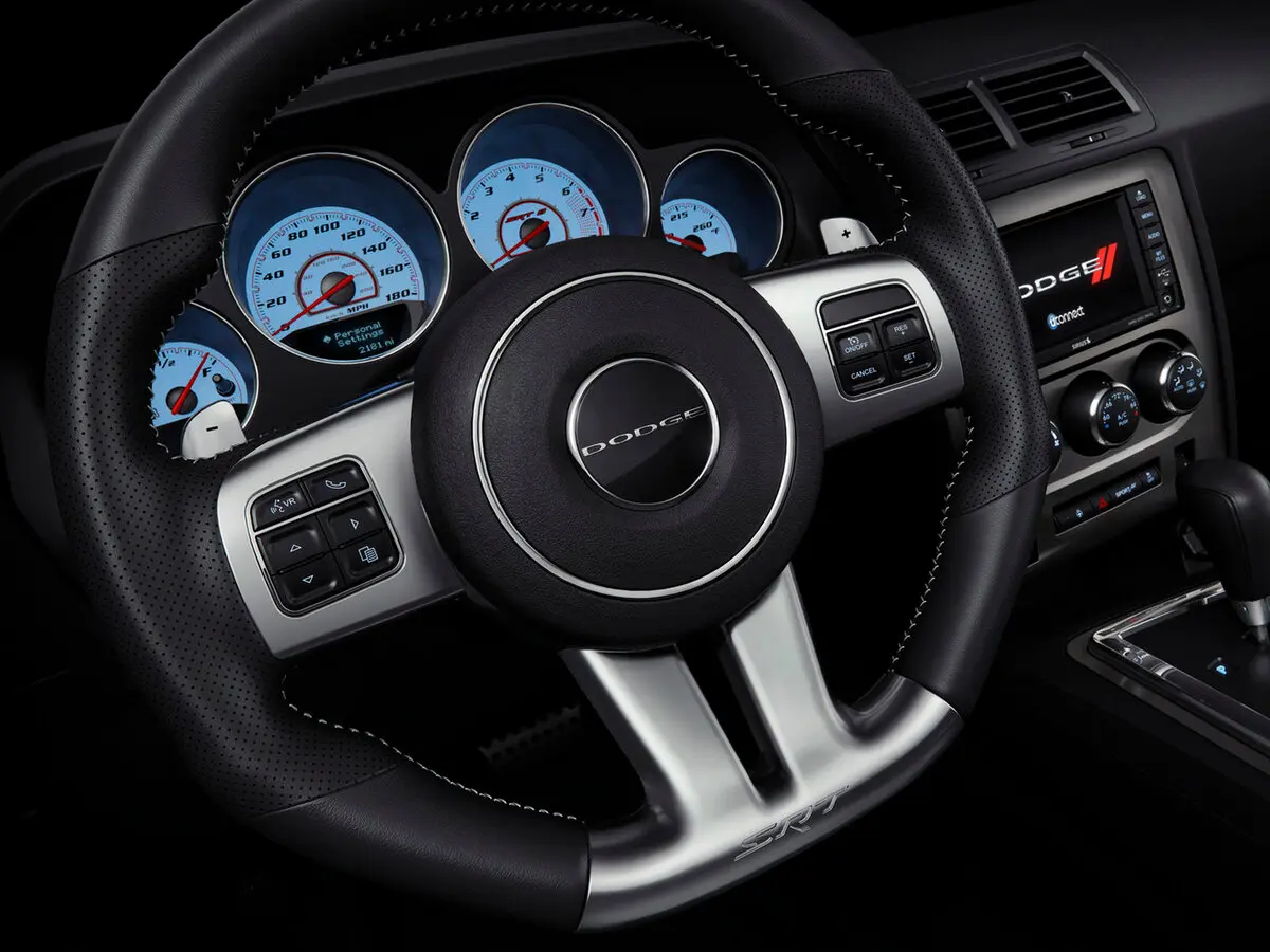 Dodge Challenger III Рестайлинг Купе SRT8 — photo 8