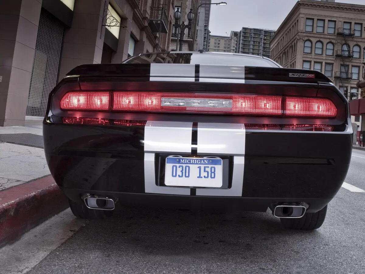 Dodge Challenger III Рестайлинг Купе SRT8 — photo 11