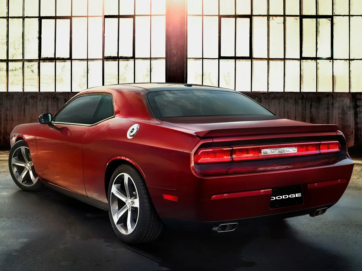 Dodge Challenger III Рестайлинг Купе — сүрөт 4