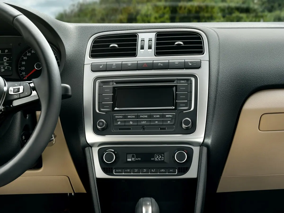 Volkswagen Polo V Рестайлинг Седан — фото 12