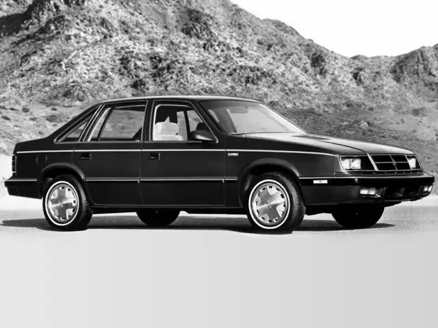 Dodge Lancer 1985 – 1989 Лифтбек — 照片 2