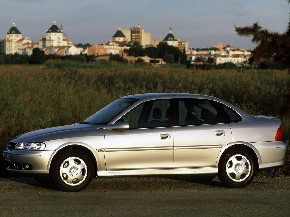 Opel Vectra B Рестайлинг Седан — фото 3