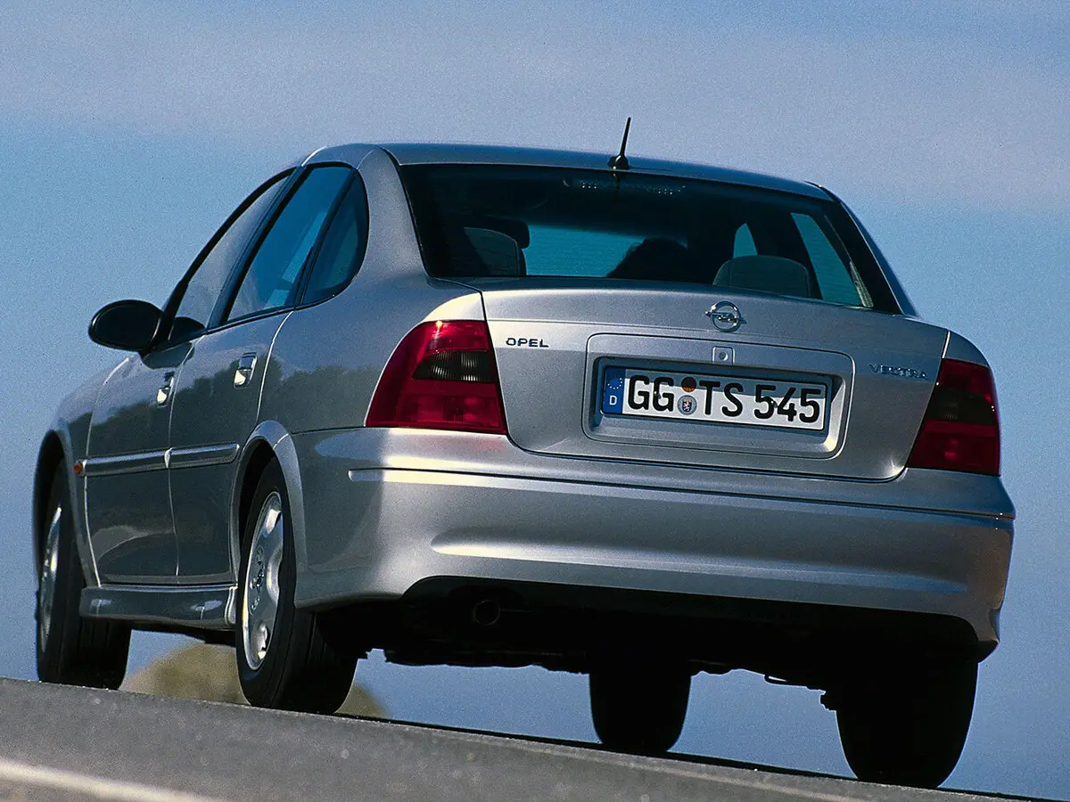 Opel Vectra B Рестайлинг Седан — фото 5