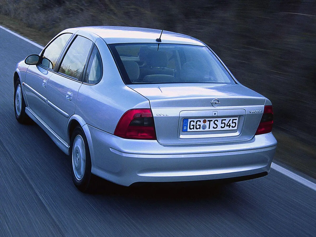 Opel Vectra B Рестайлинг Седан — фото 6