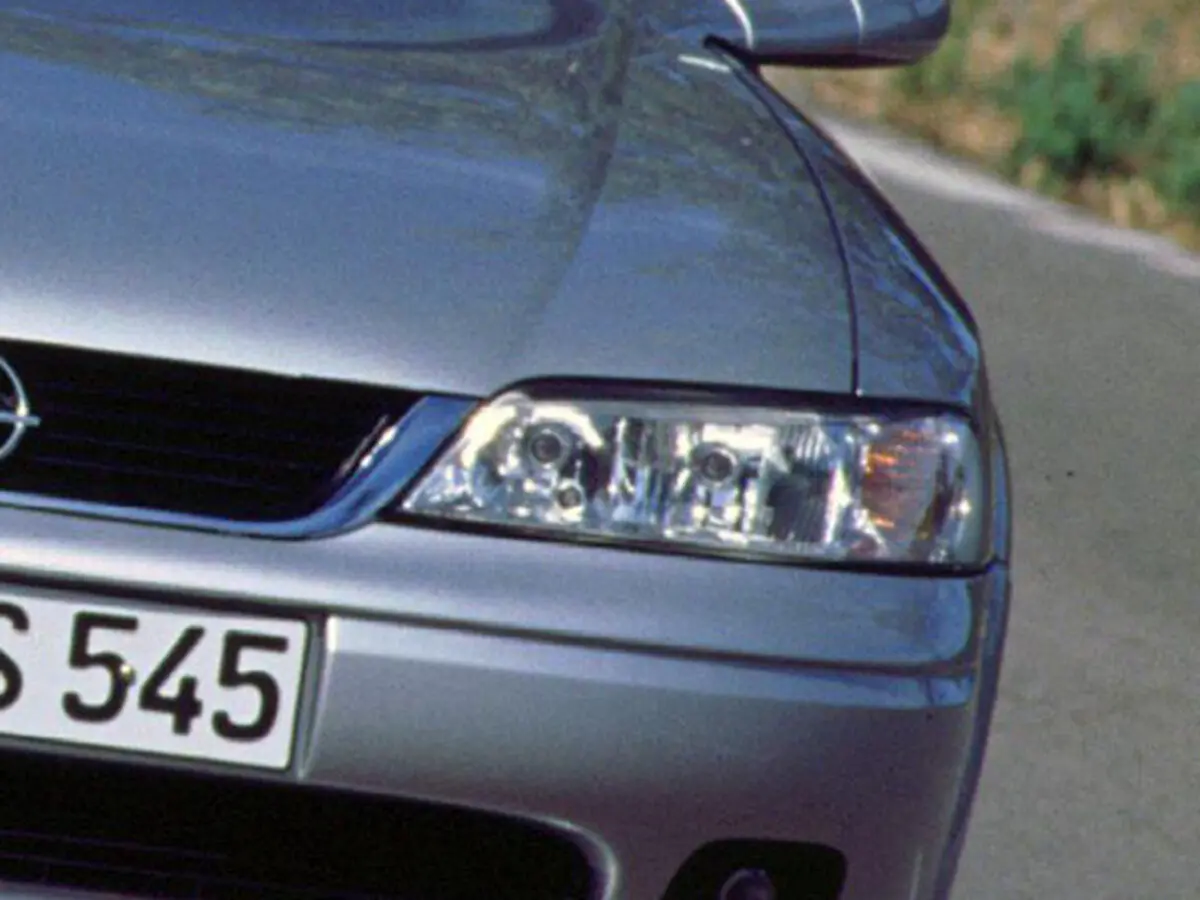 Opel Vectra B Рестайлинг Седан — фото 8