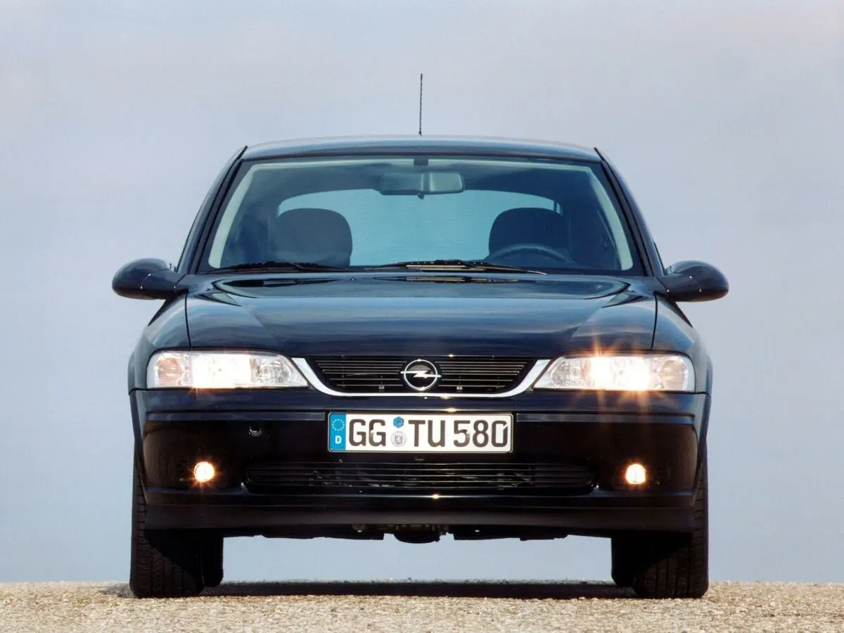 Opel Vectra B Рестайлинг Лифтбек — фото 2