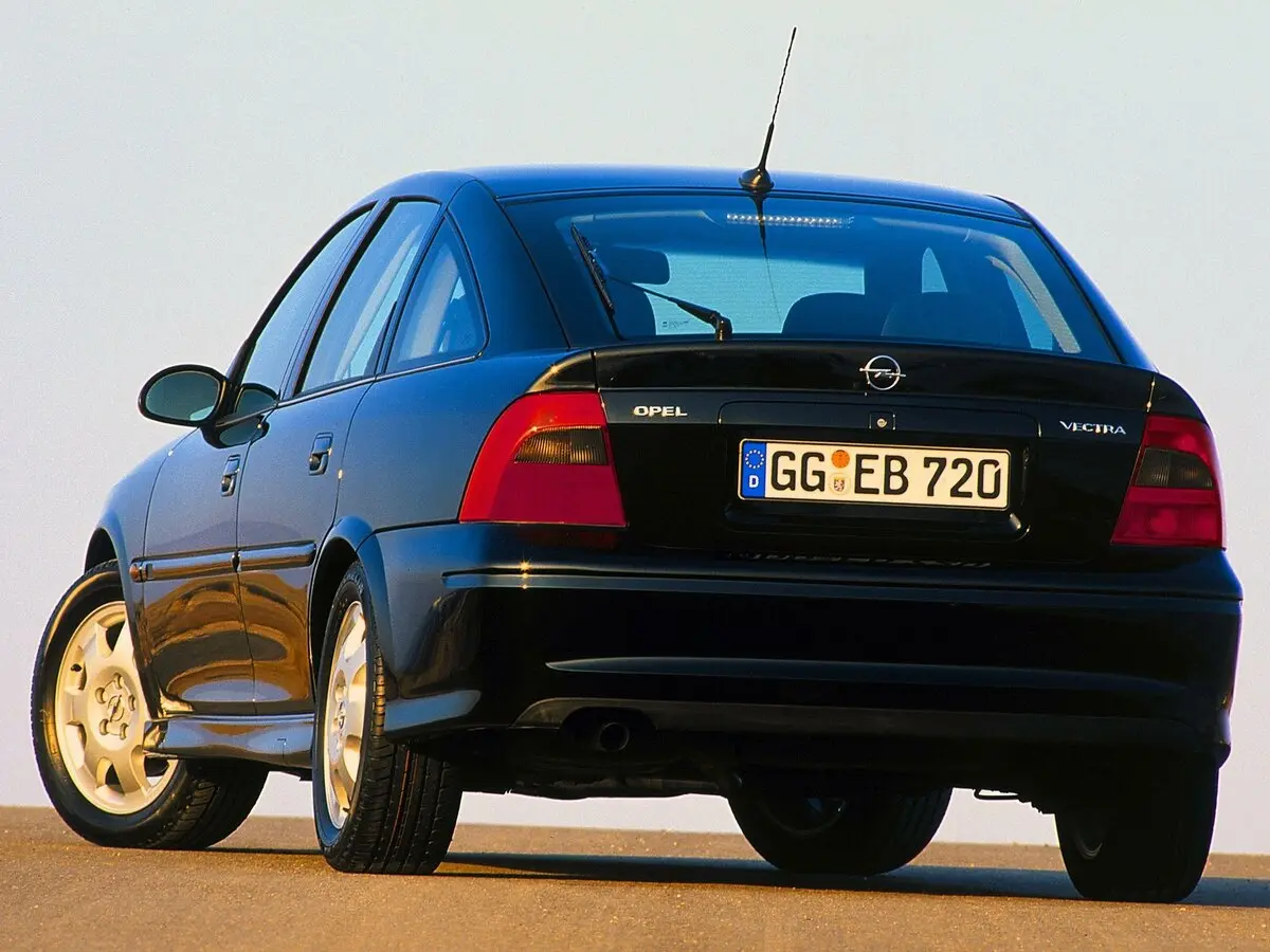 Opel Vectra B Рестайлинг Лифтбек — фото 3