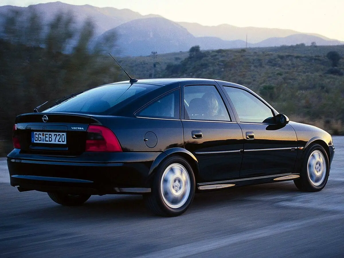 Opel Vectra B Рестайлинг Лифтбек — фото 4