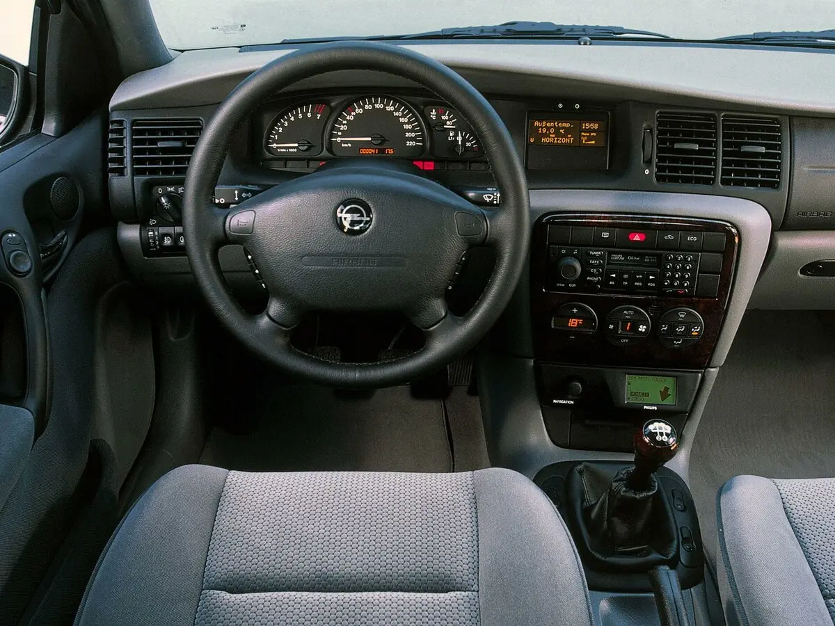 Opel Vectra B Рестайлинг Лифтбек — фото 5