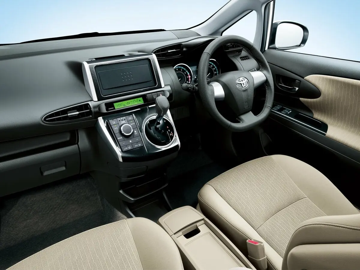 Toyota Wish II Рестайлинг Минивэн — фото 4