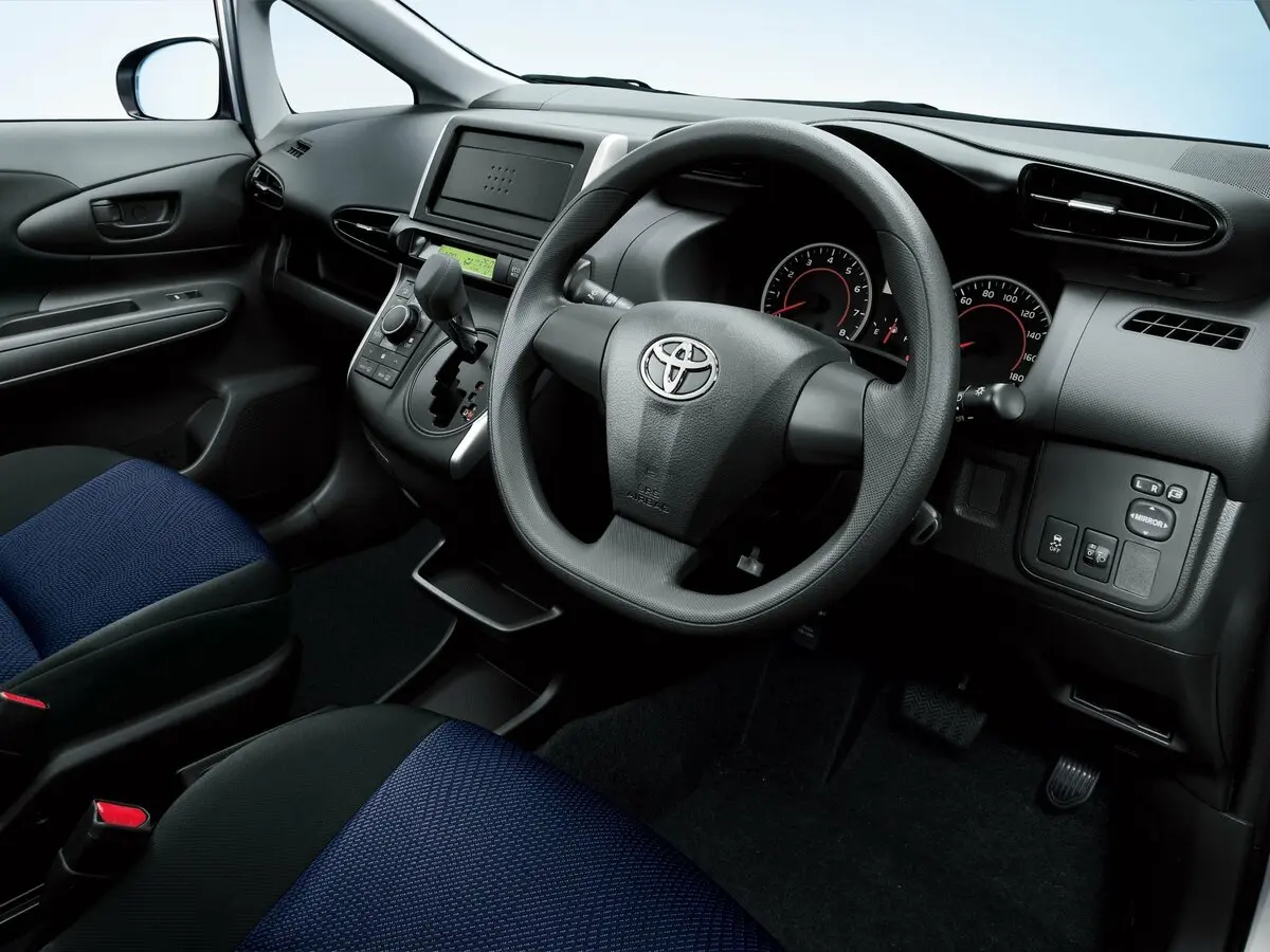 Toyota Wish II Рестайлинг Минивэн — фото 5