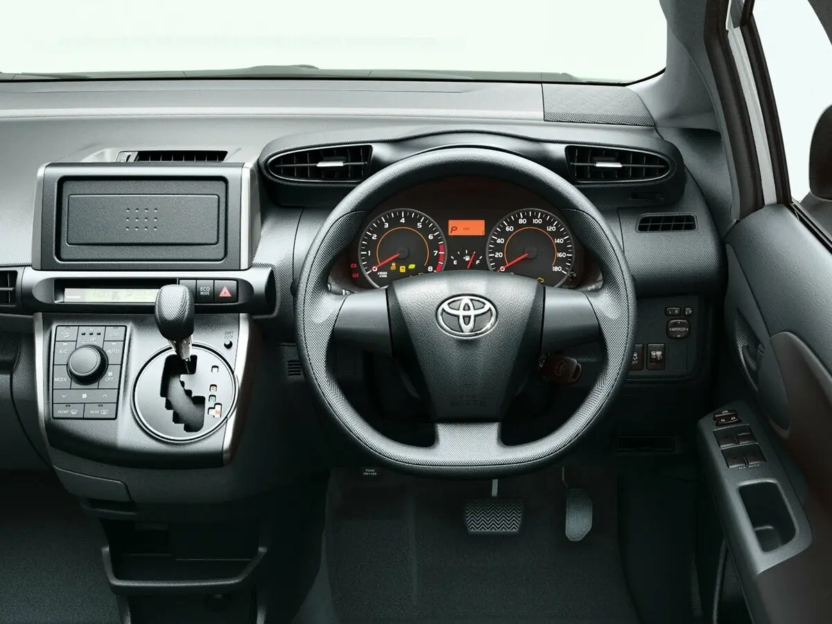 Toyota Wish II Рестайлинг Минивэн — фото 6
