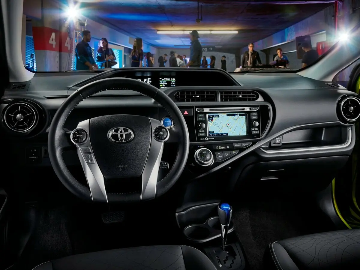 Toyota Prius c I Рестайлинг Хэтчбек 5 дв. — сүрөт 6