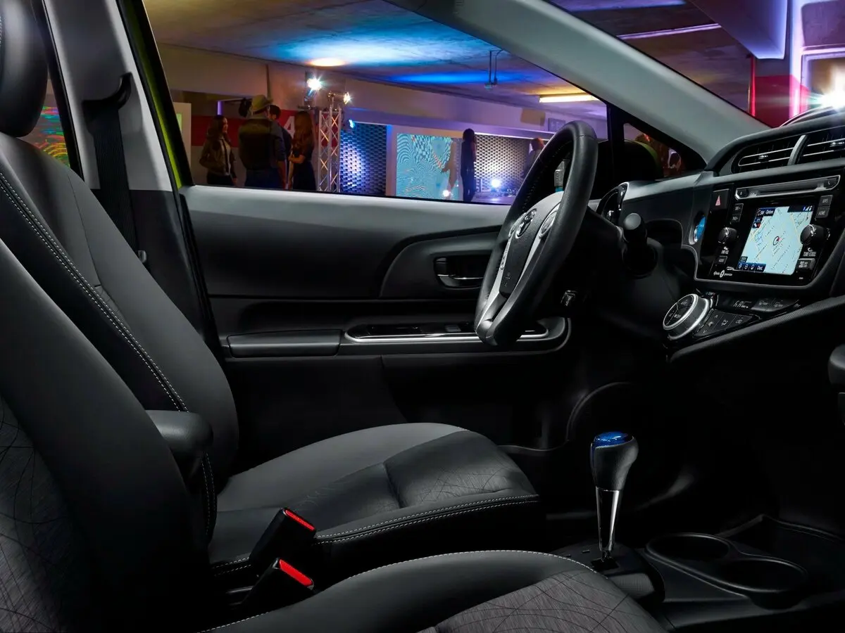 Toyota Prius c I Рестайлинг Хэтчбек 5 дв. — сүрөт 8