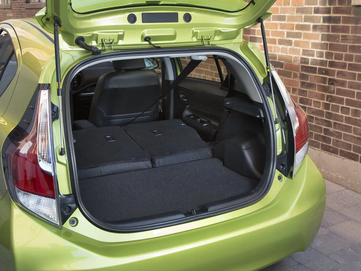 Toyota Prius c I Рестайлинг Хэтчбек 5 дв. — сүрөт 11