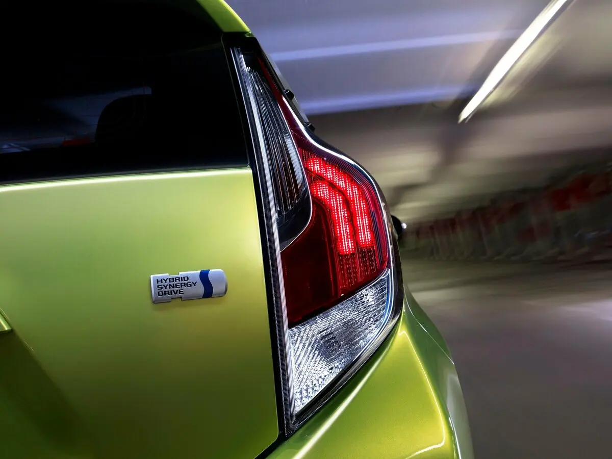 Toyota Prius c I Рестайлинг Хэтчбек 5 дв. — сүрөт 13