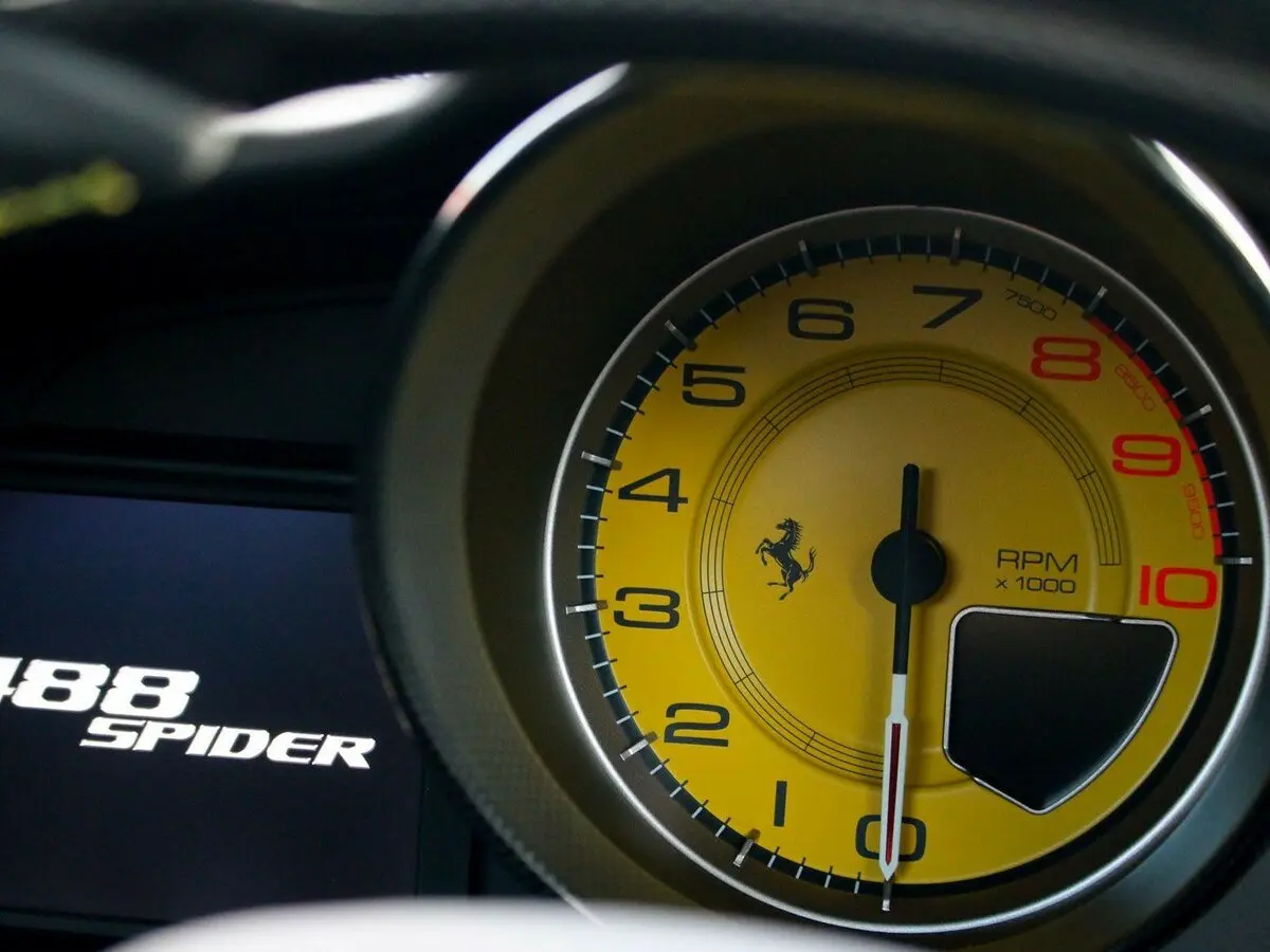 Ferrari 488 2015 – 2019 Родстер Spider — photo 9