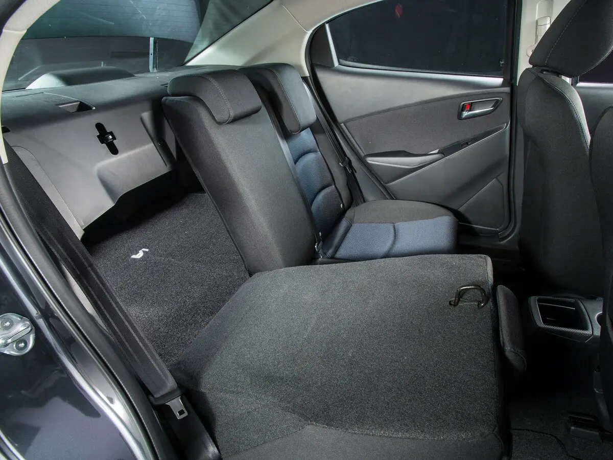 Scion iA 2015 – 2016 Седан — 照片 8