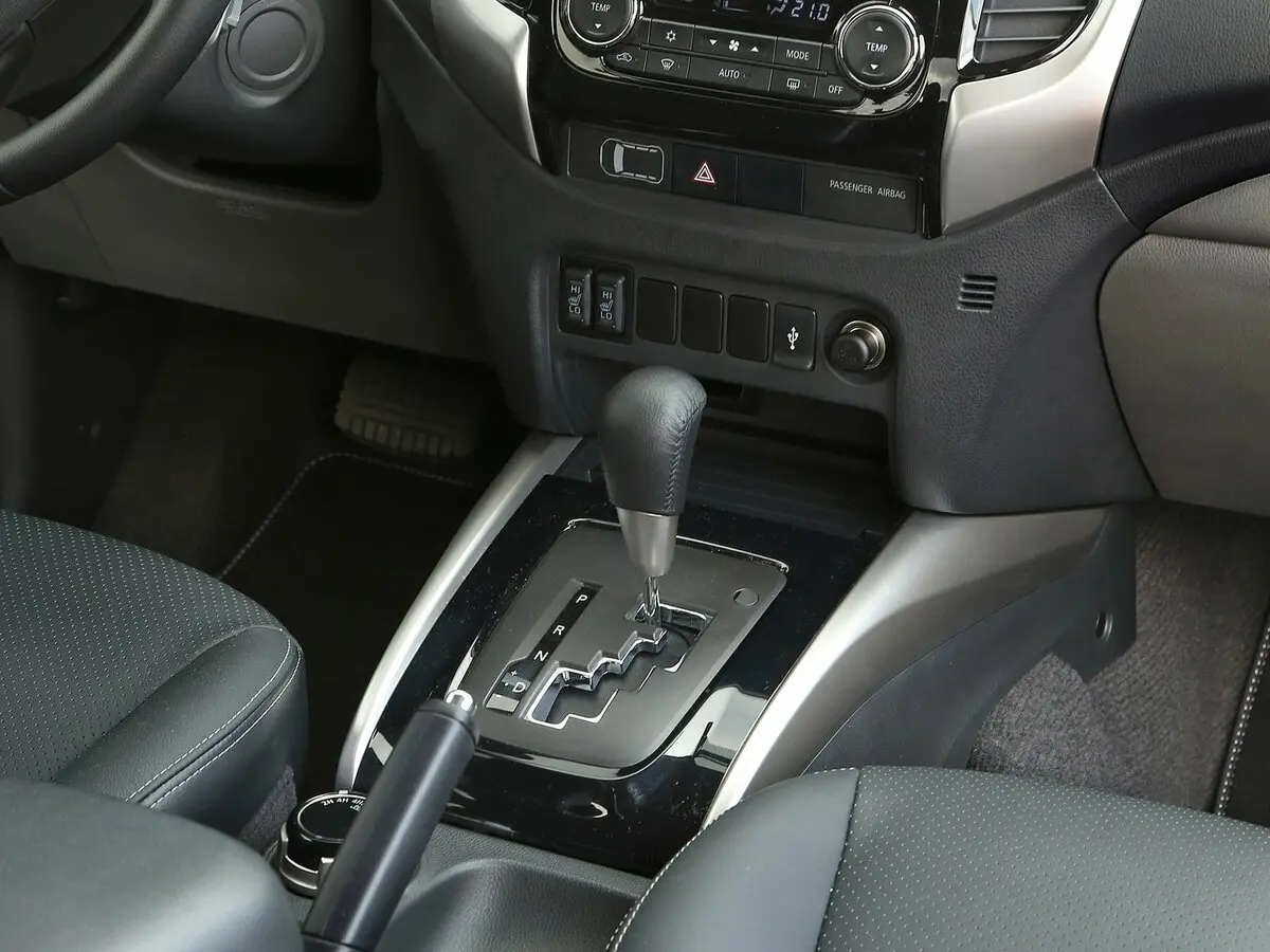 Mitsubishi L200 V Пикап Двойная кабина — сүрөт 12