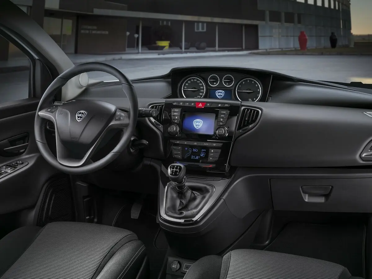 Lancia Ypsilon III (Type 846) Рестайлинг Хэтчбек 5 дв. — 照片 6