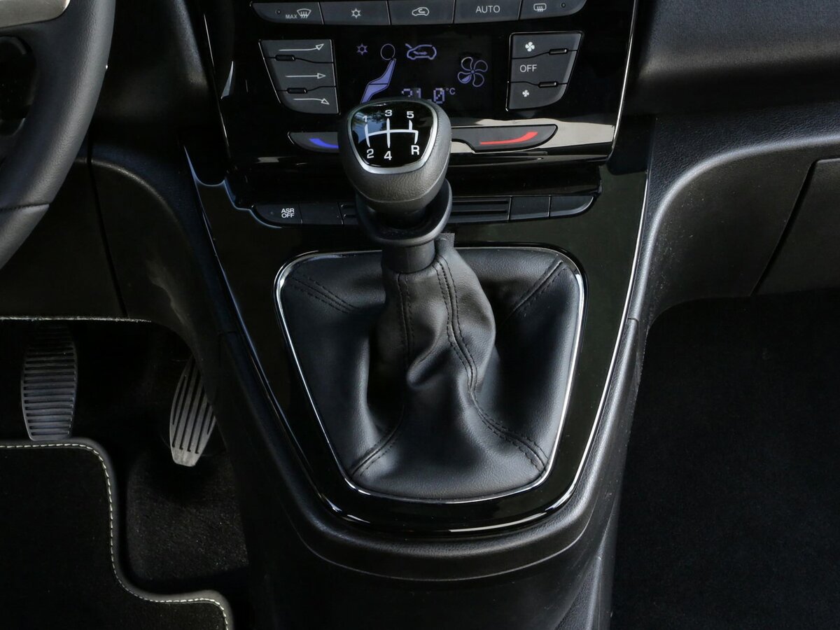 Lancia Ypsilon III (Type 846) Рестайлинг Хэтчбек 5 дв. — фото 11