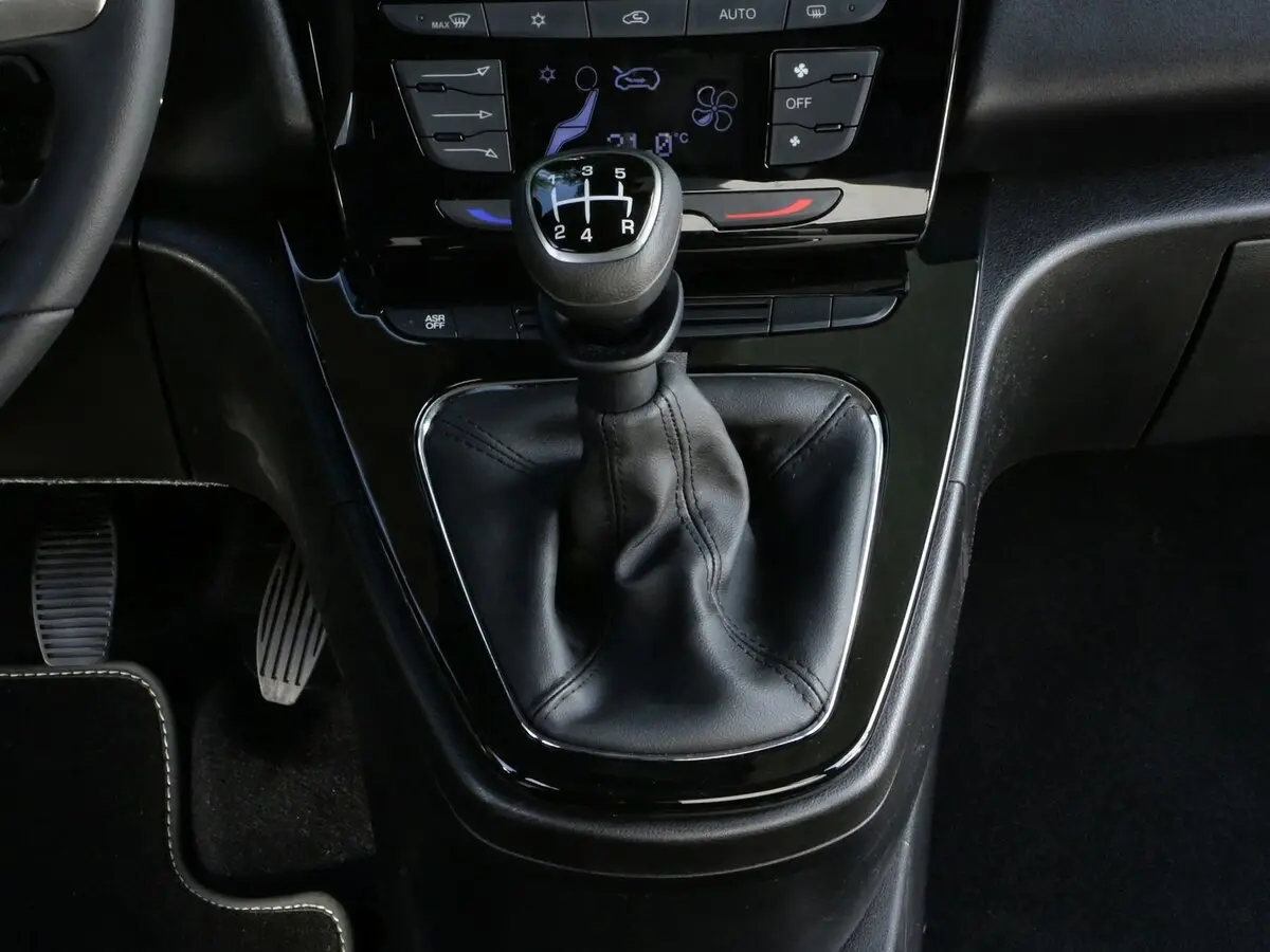 Lancia Ypsilon III (Type 846) Рестайлинг Хэтчбек 5 дв. — 照片 11