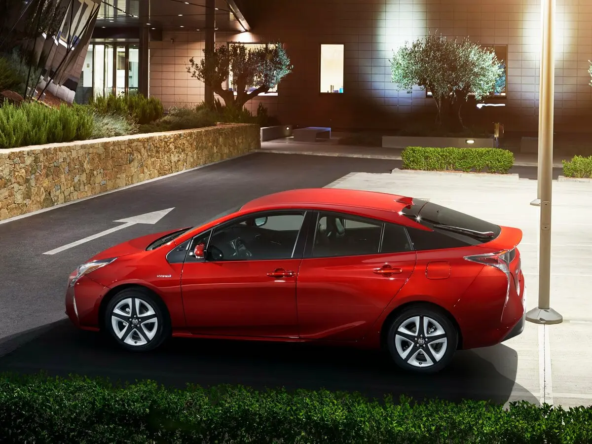 Toyota Prius IV (XW50) Лифтбек — фото 2