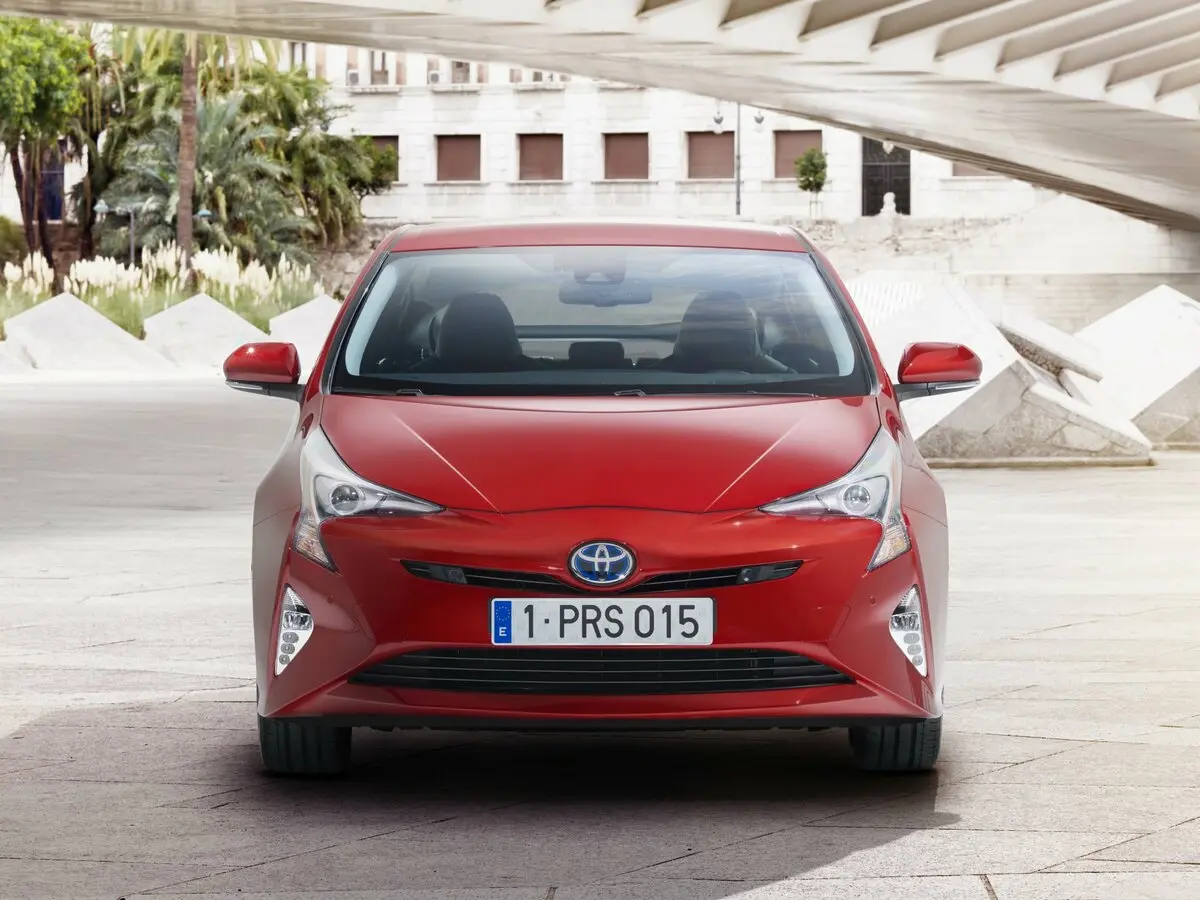 Toyota Prius IV (XW50) Лифтбек — фото 3