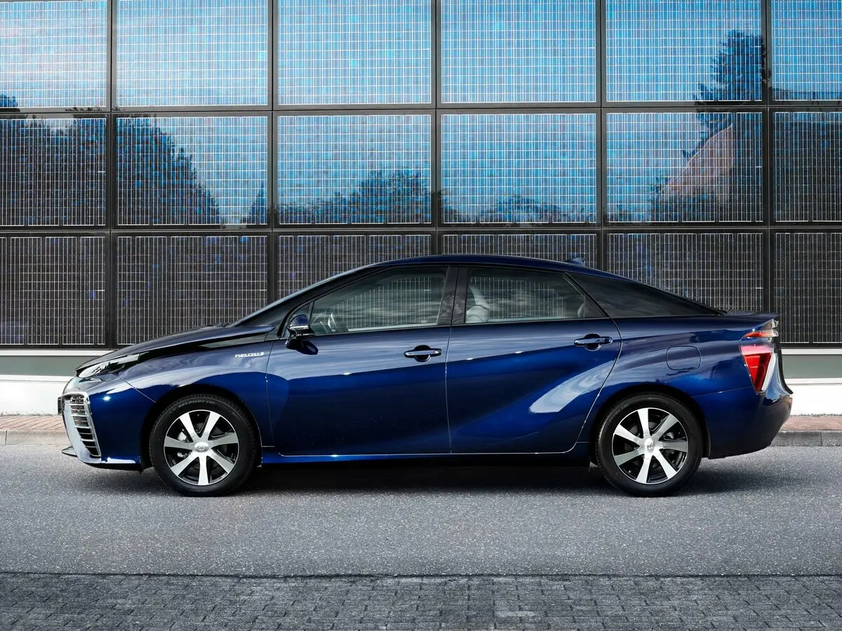 Toyota Mirai I Седан — фото 2