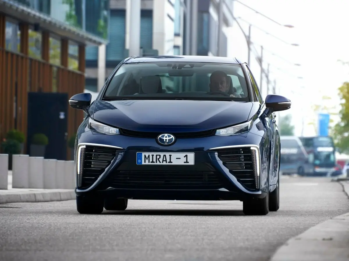 Toyota Mirai I Седан — фото 3