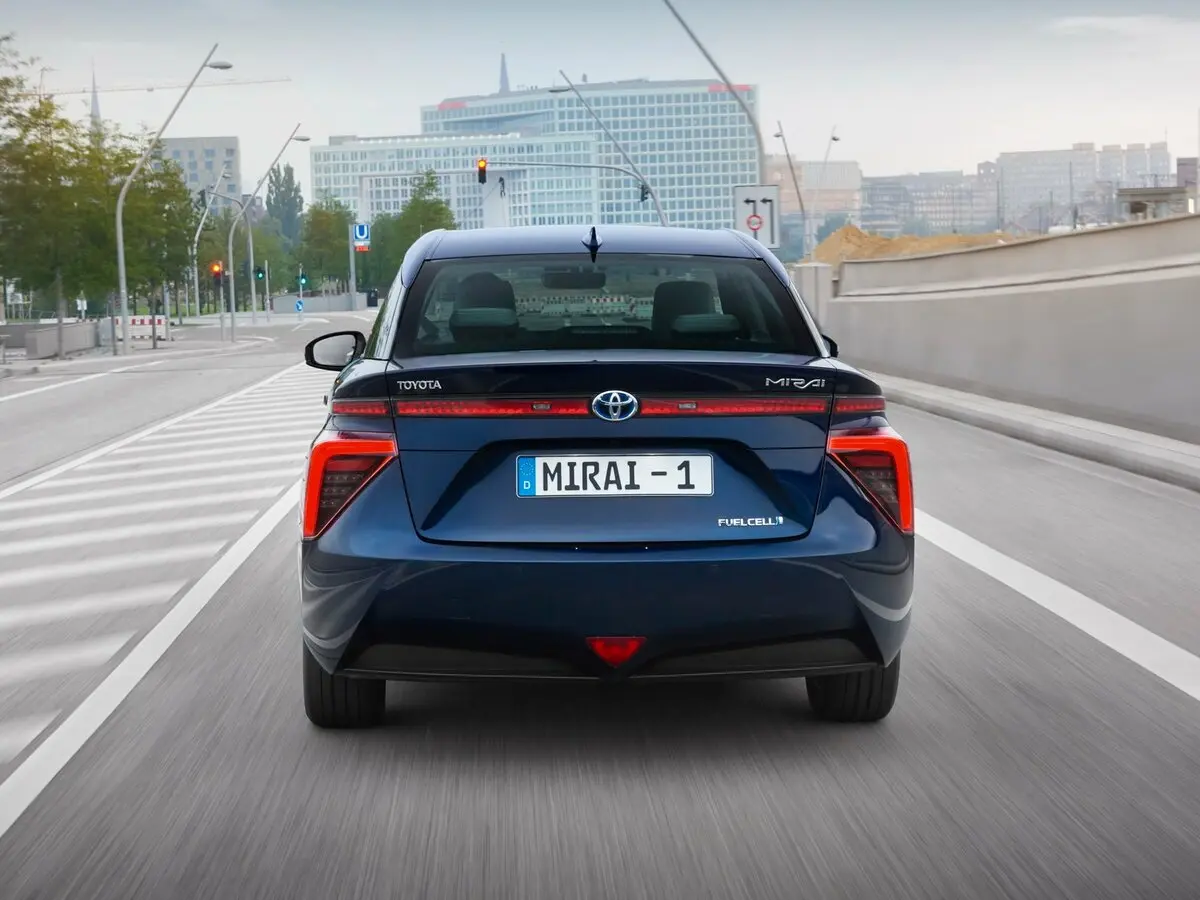 Toyota Mirai I Седан — фото 4