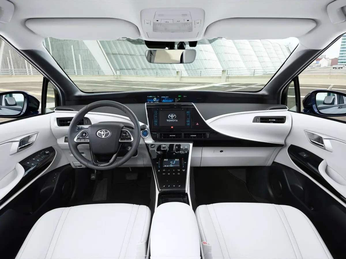 Toyota Mirai I Седан — фото 6