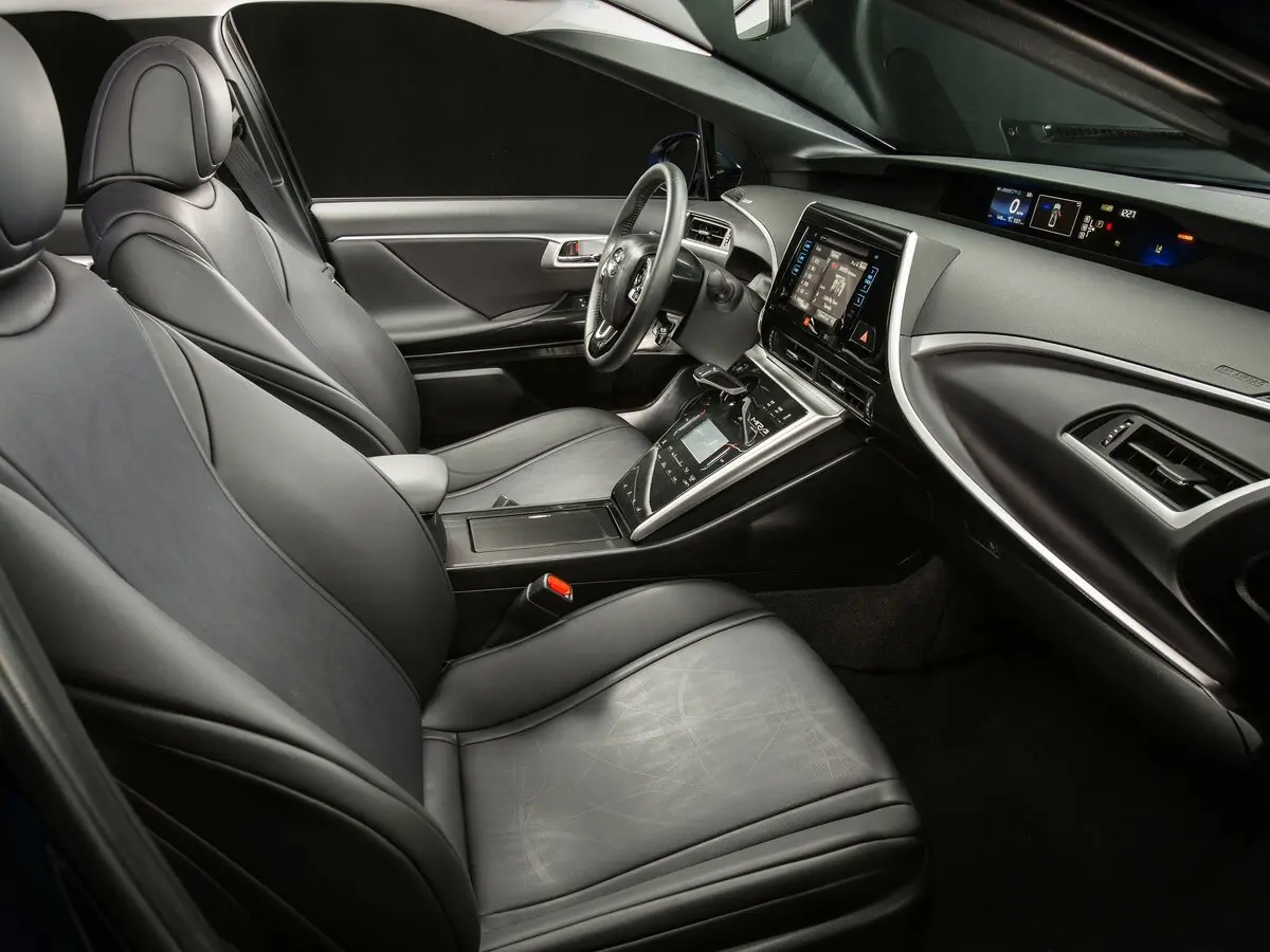 Toyota Mirai I Седан — фото 7