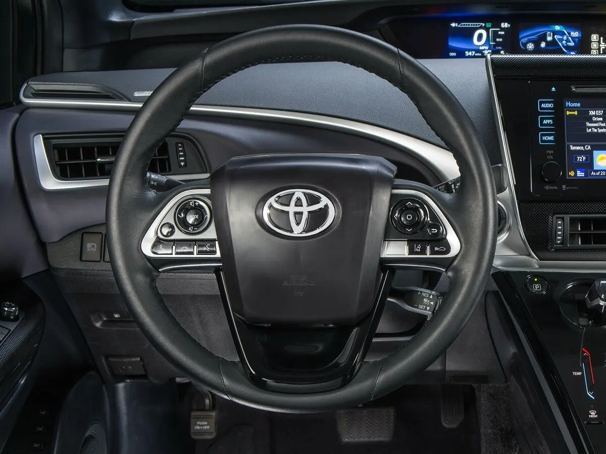 Toyota Mirai I Седан — фото 9