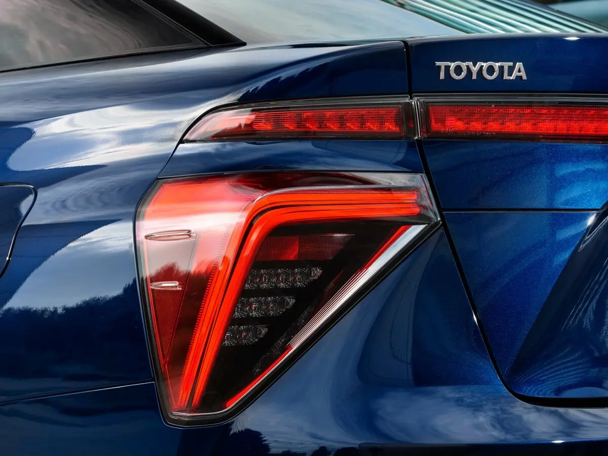 Toyota Mirai I Седан — фото 16