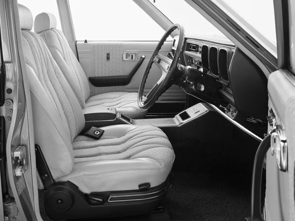 Nissan Cedric III (230) Седан — 照片 5