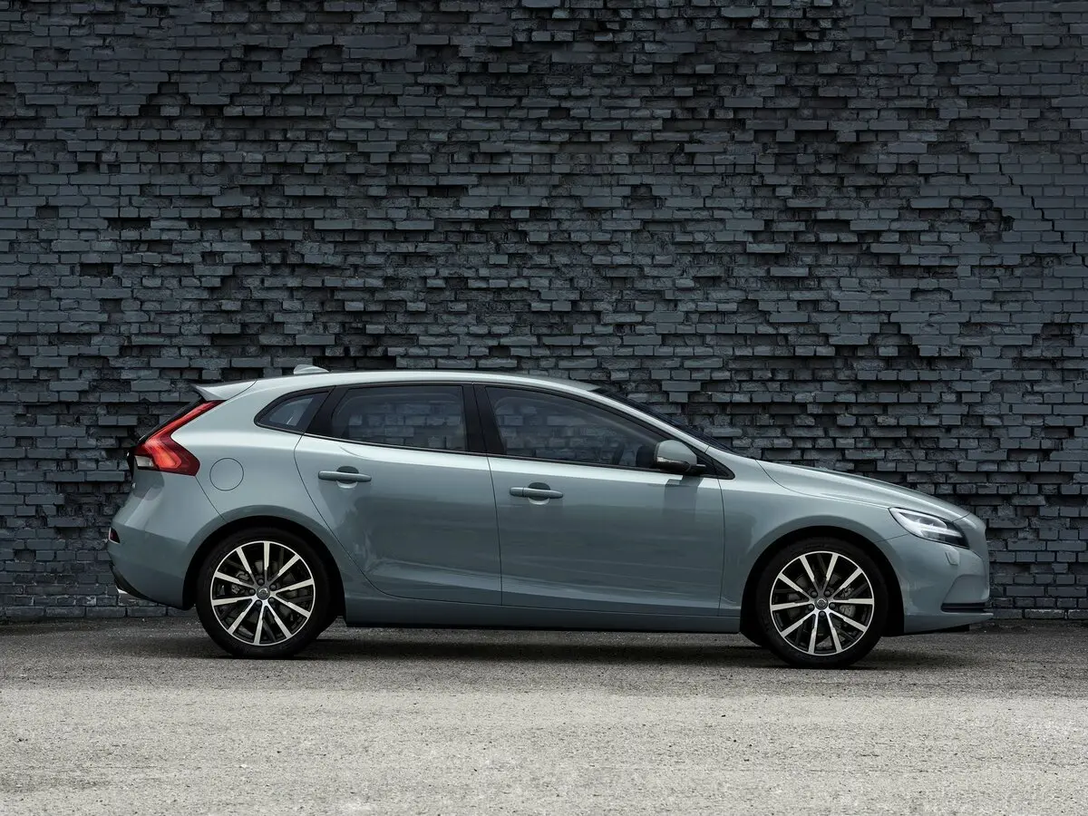 Volvo V40 II Рестайлинг Хэтчбек 5 дв. — сүрөт 2