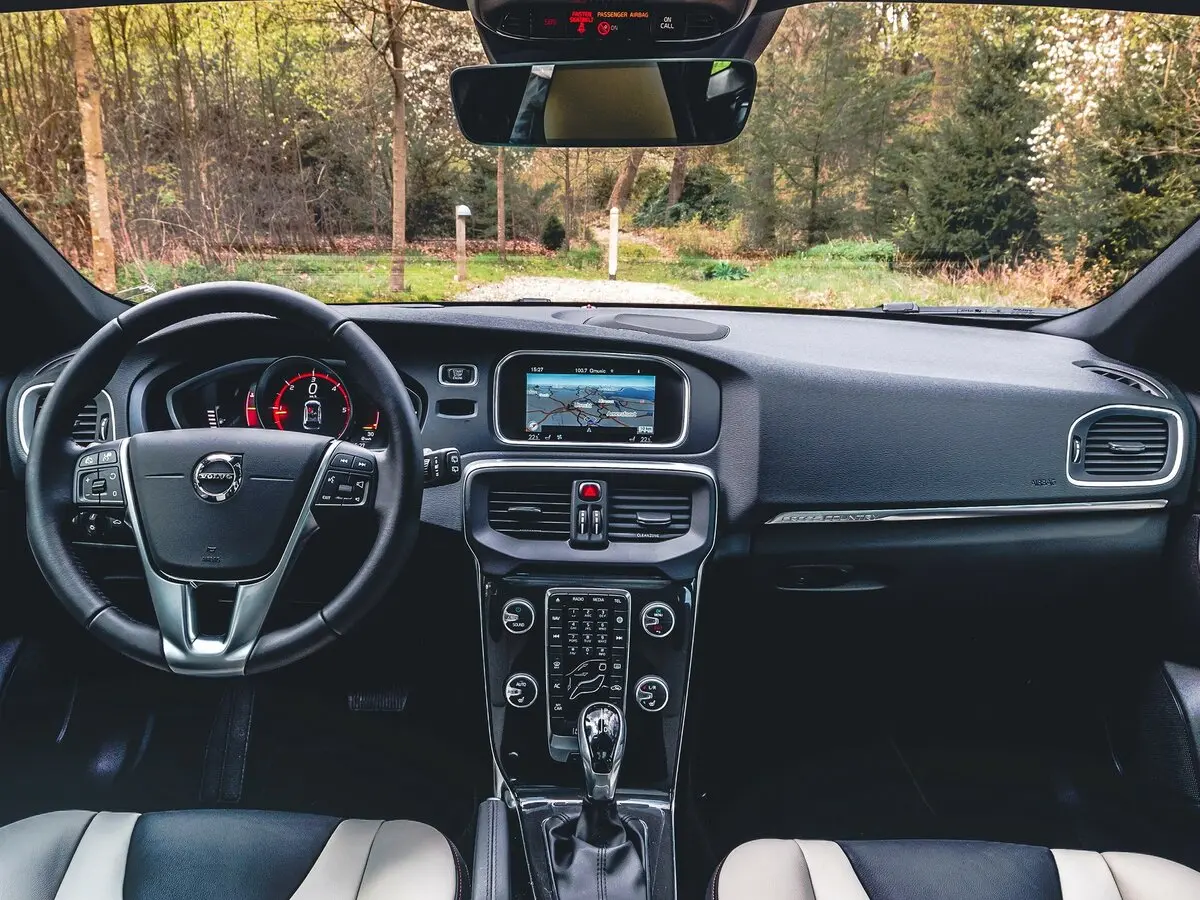 Volvo V40 II Рестайлинг Хэтчбек 5 дв. — сүрөт 6
