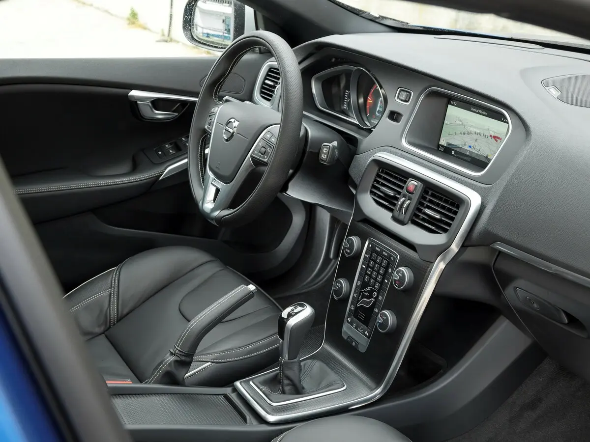 Volvo V40 II Рестайлинг Хэтчбек 5 дв. — сүрөт 7