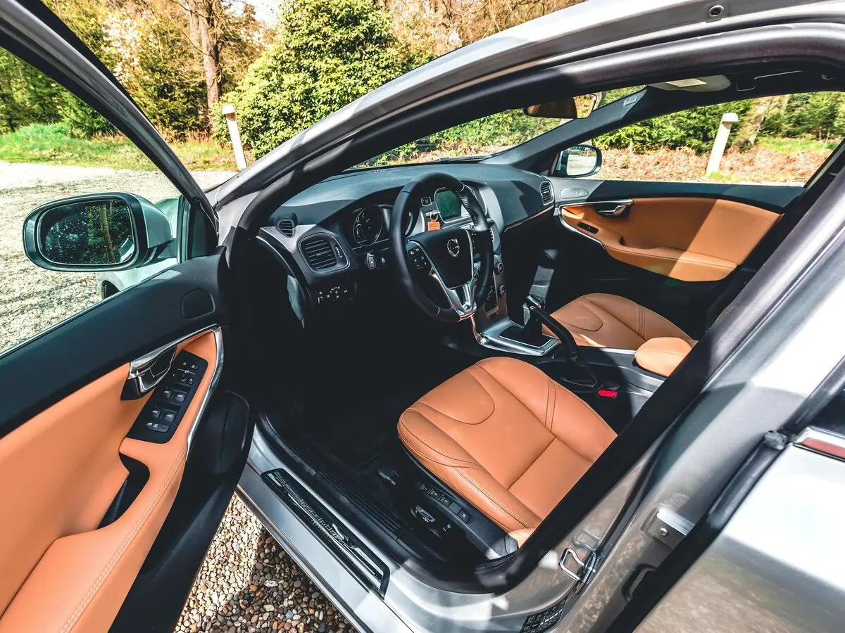 Volvo V40 II Рестайлинг Хэтчбек 5 дв. — сүрөт 8