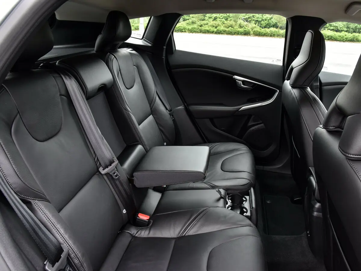 Volvo V40 II Рестайлинг Хэтчбек 5 дв. — сүрөт 11